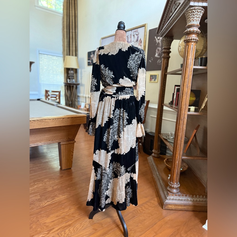 Elegant Long Sleeve Black and Cream Dress - Picture 6 of 7